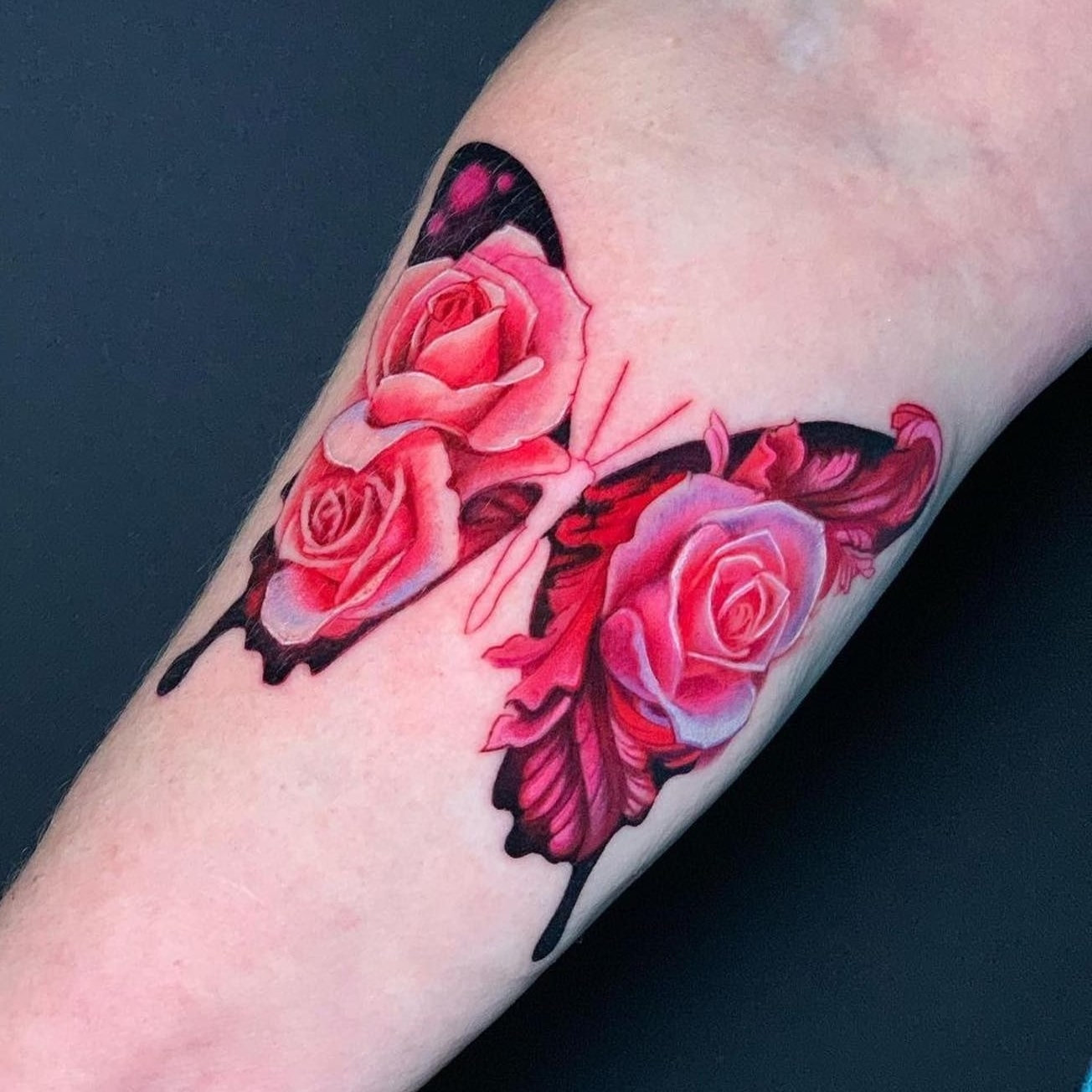 Tatuaż czerwonego motyla z różami
