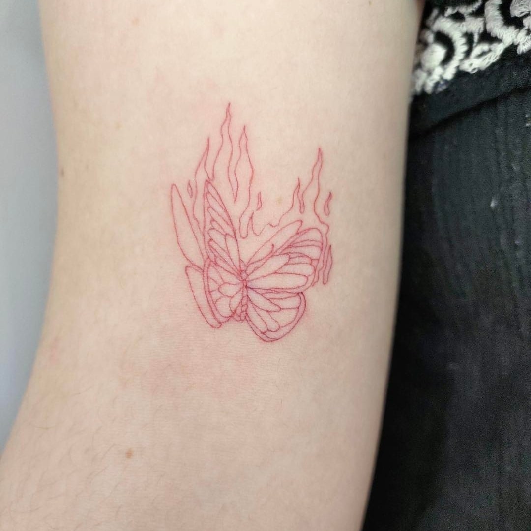 Tatuaż czerwonego motyla w płomieniach