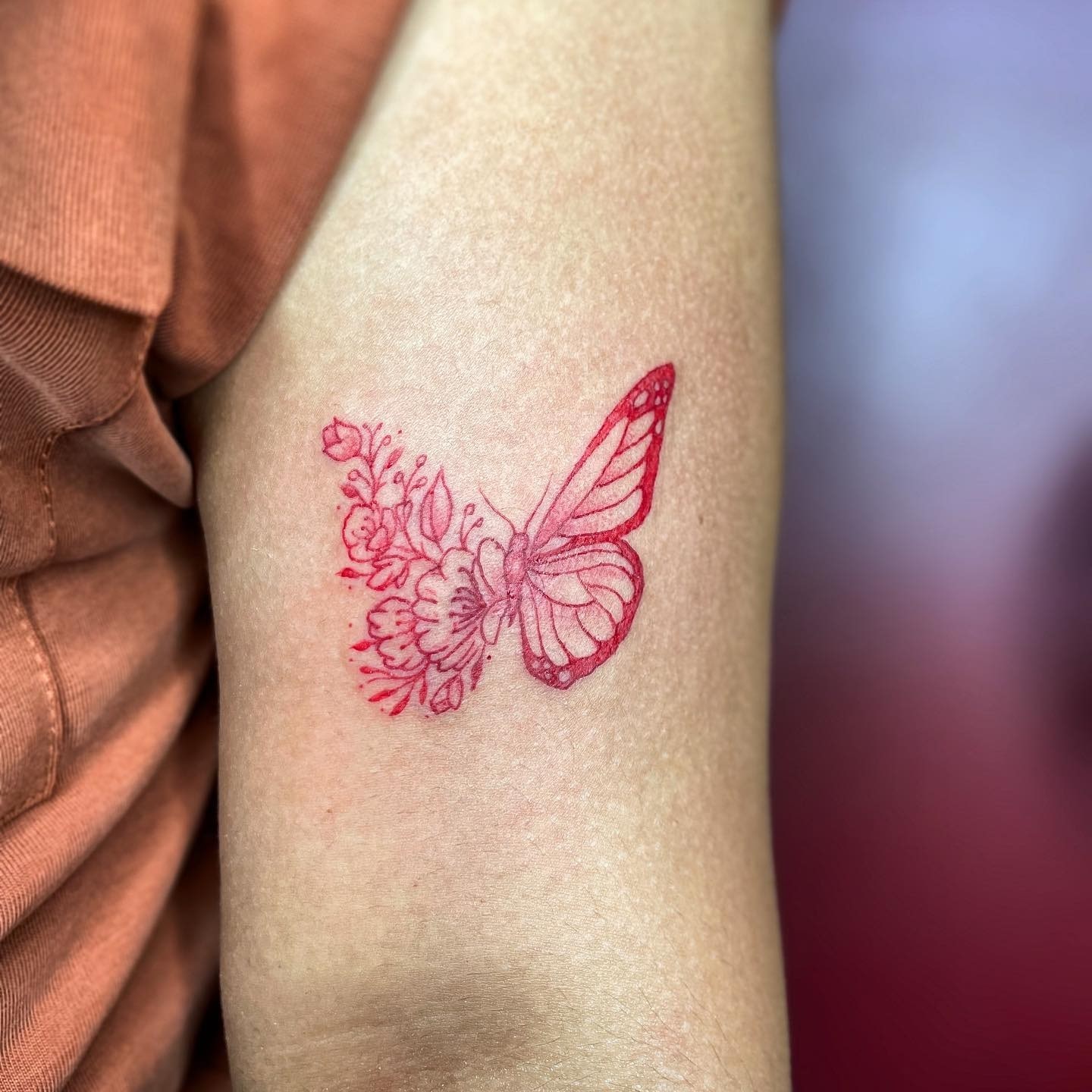 Tatuaż motyla i kwiatów