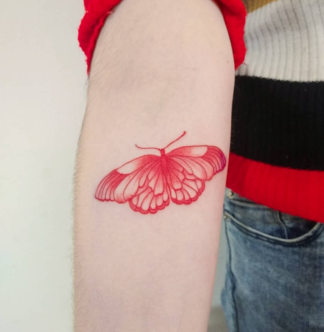 Красная татуировка бабочки для мужчин