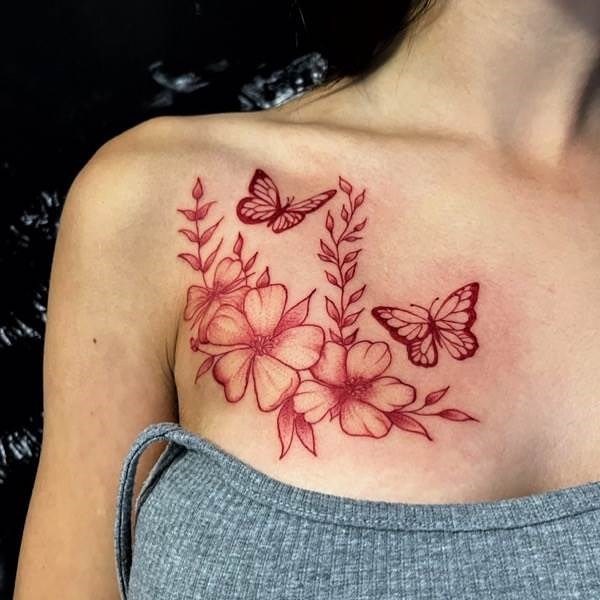 Fliegende Schmetterlinge und Blumen-Tattoo