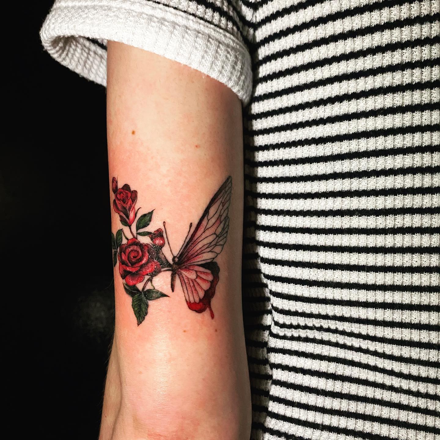 Красно-черная татуировка бабочки для женщин
