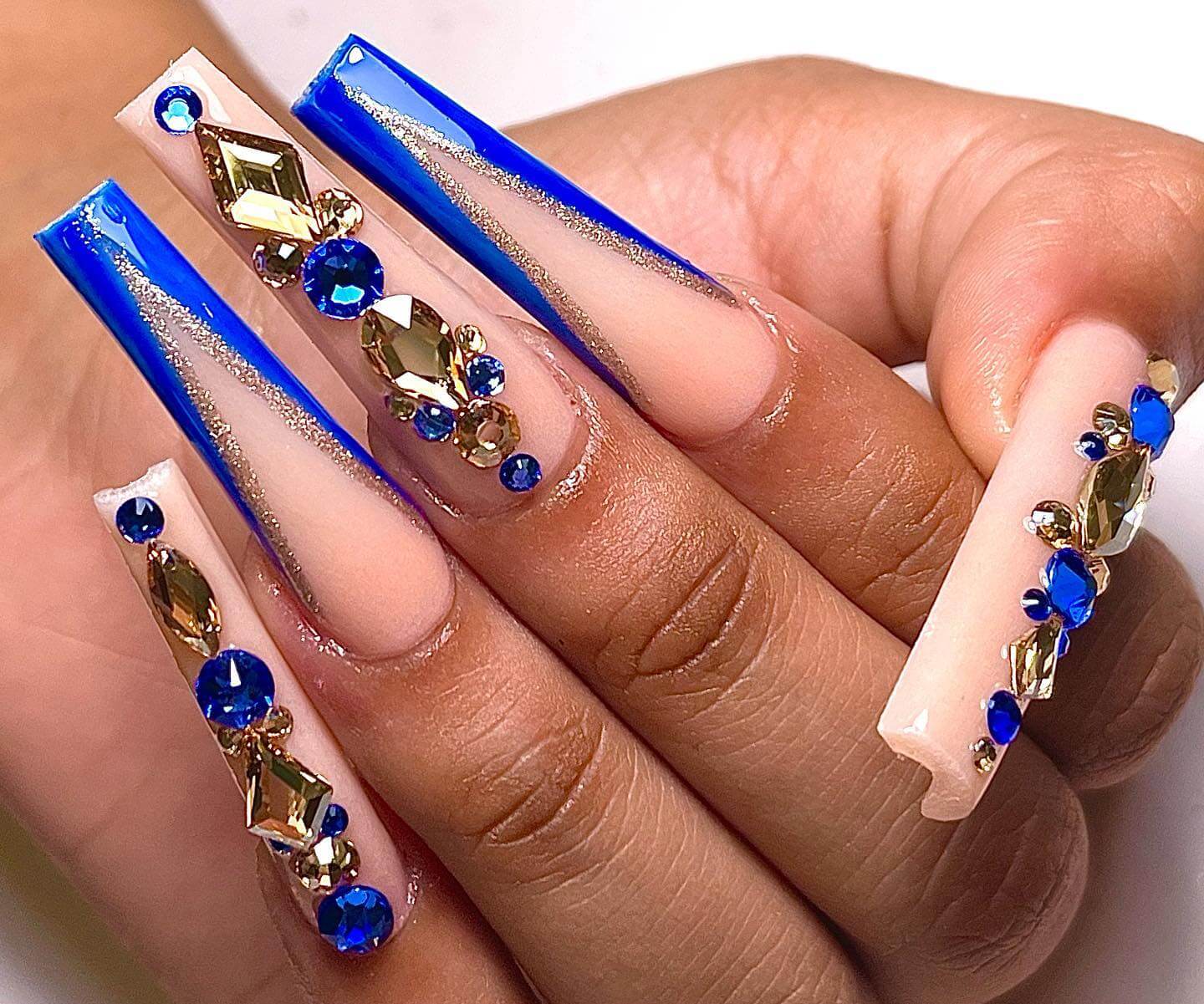 сине-бежевые ногти с кристалами