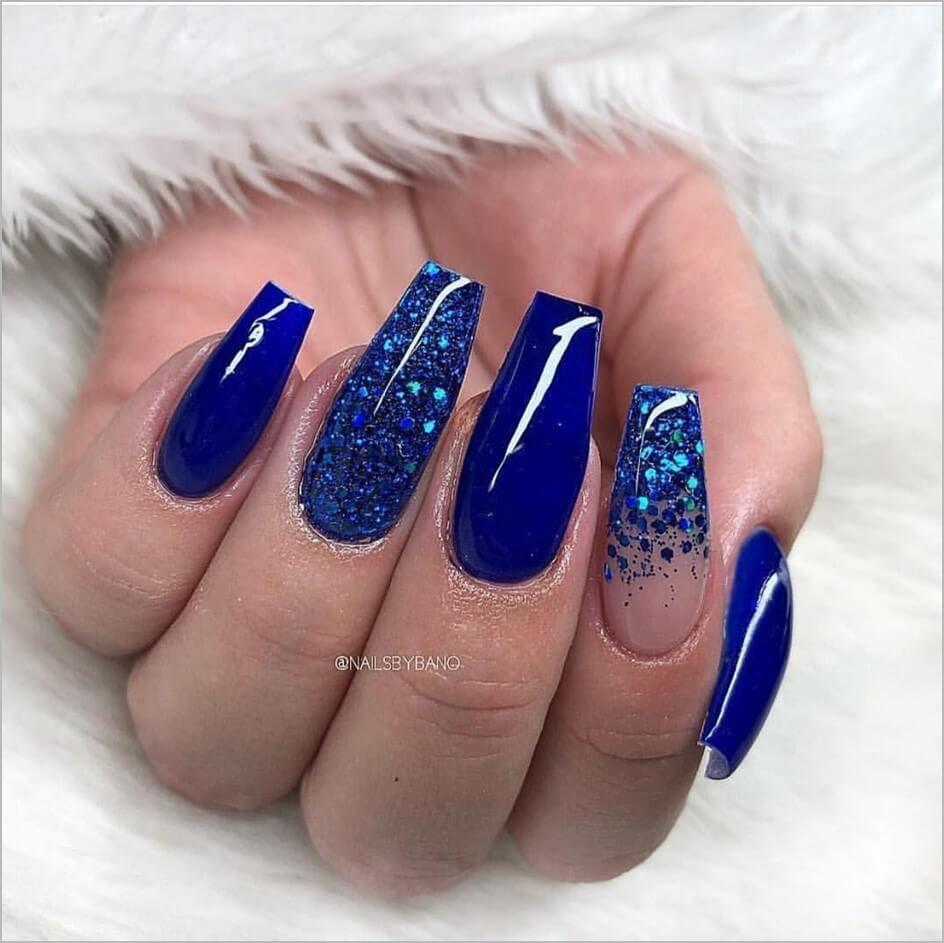 Синие ногти с блестками