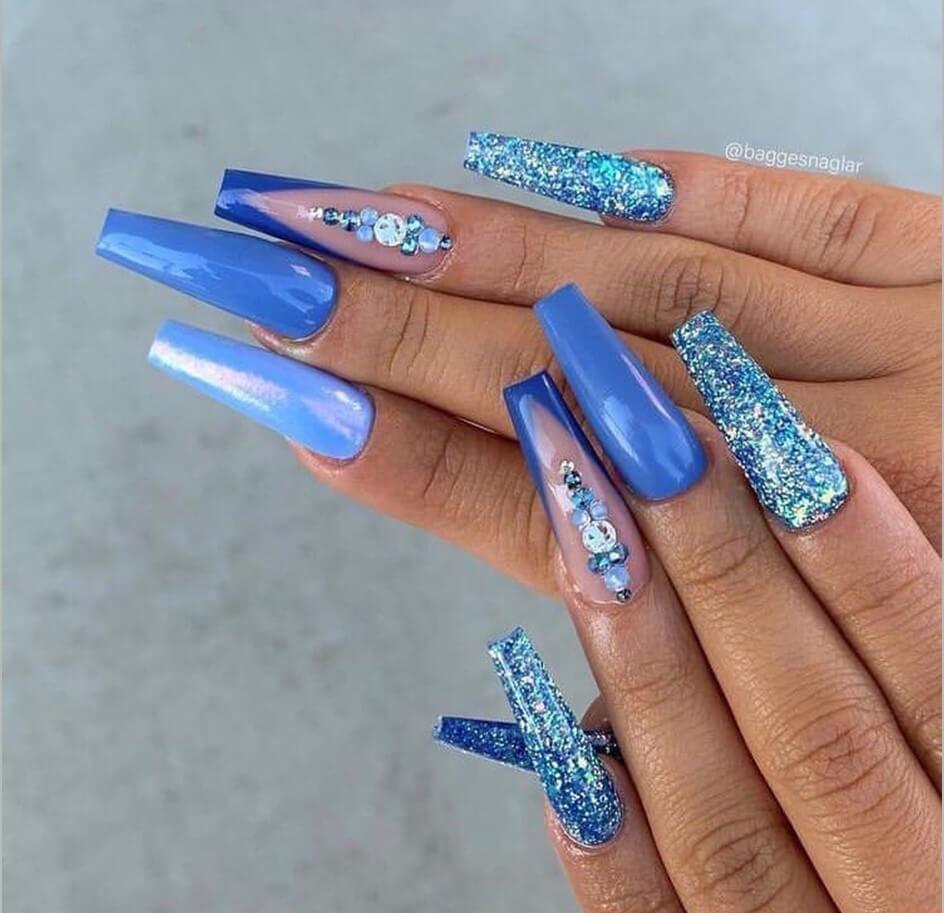 Niebieskie paznokcie z diamentami
