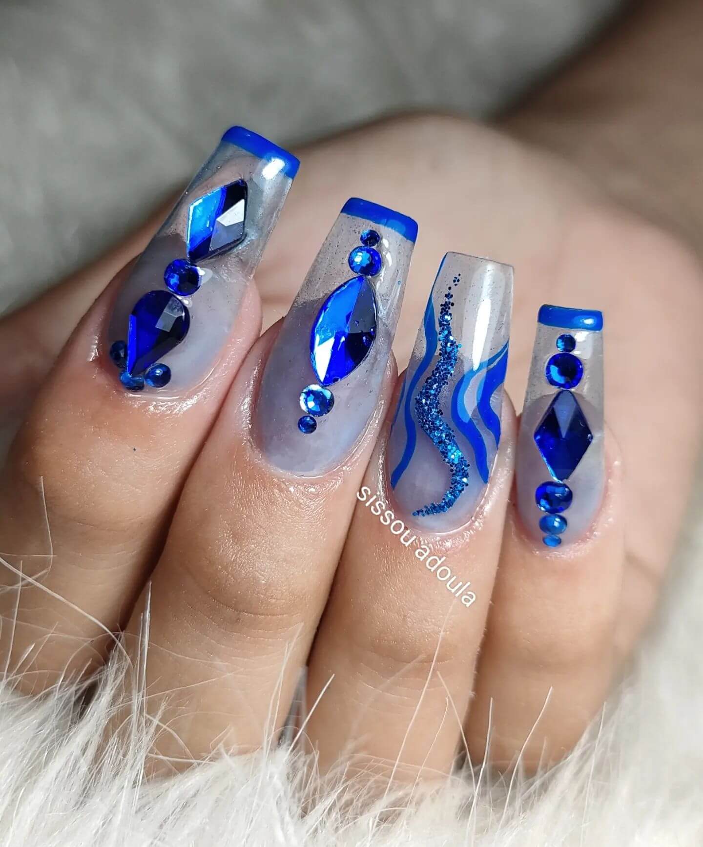 голубые ногти с синими камнями