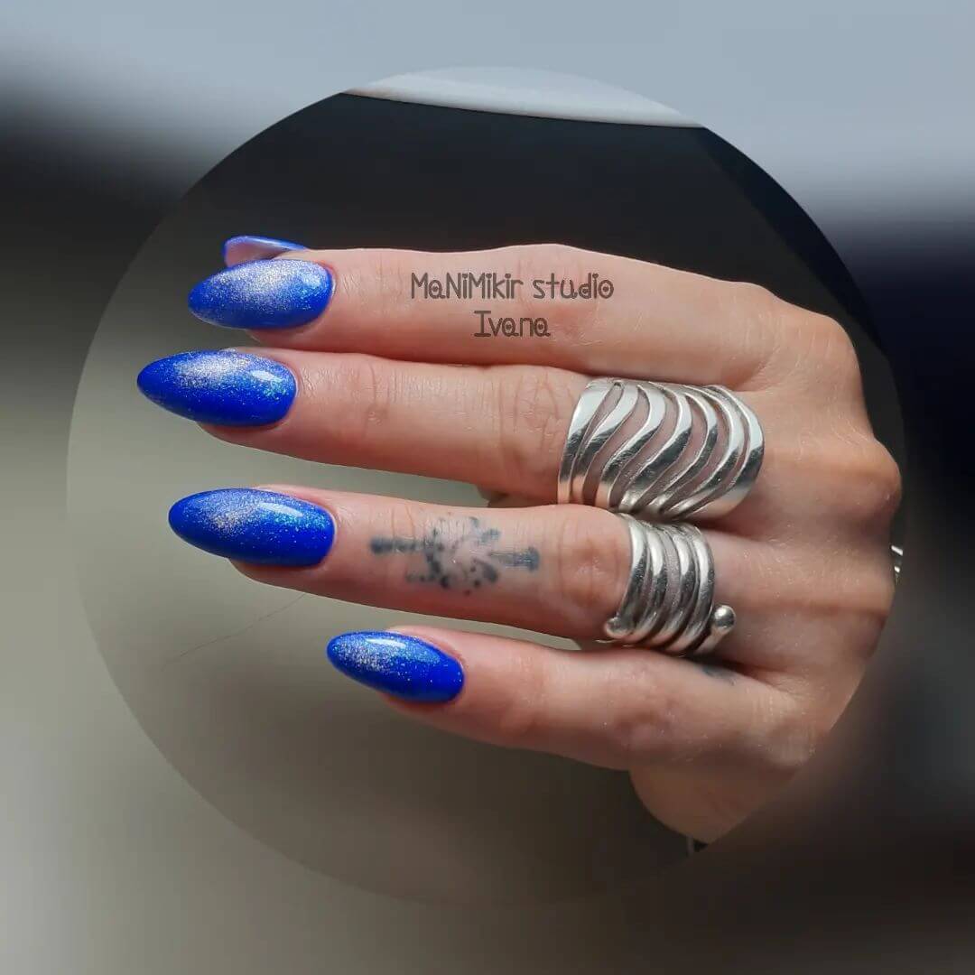 синие миндальные ногти с блестками