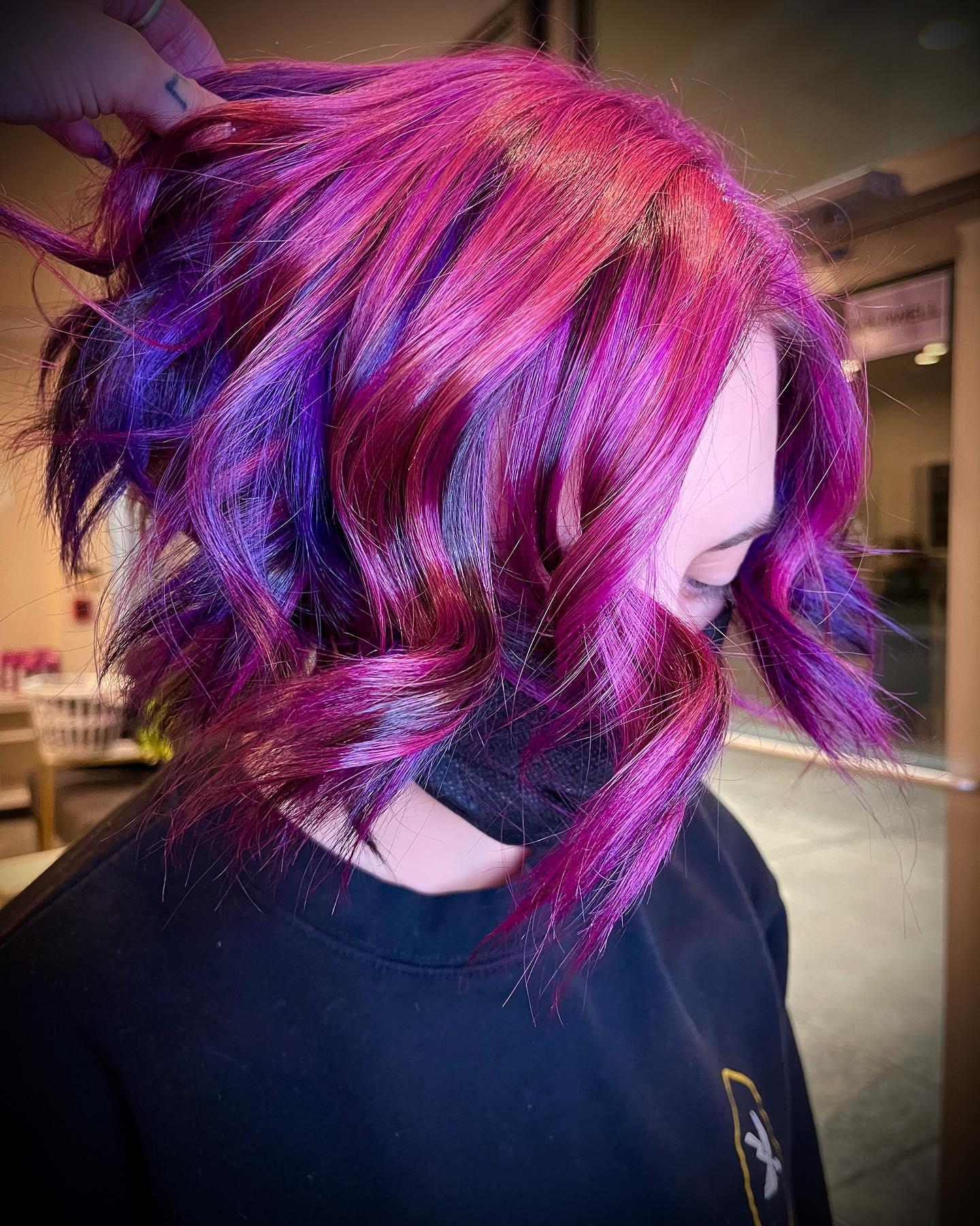 Bob-Haarschnitt mit rosa und lila Balayage