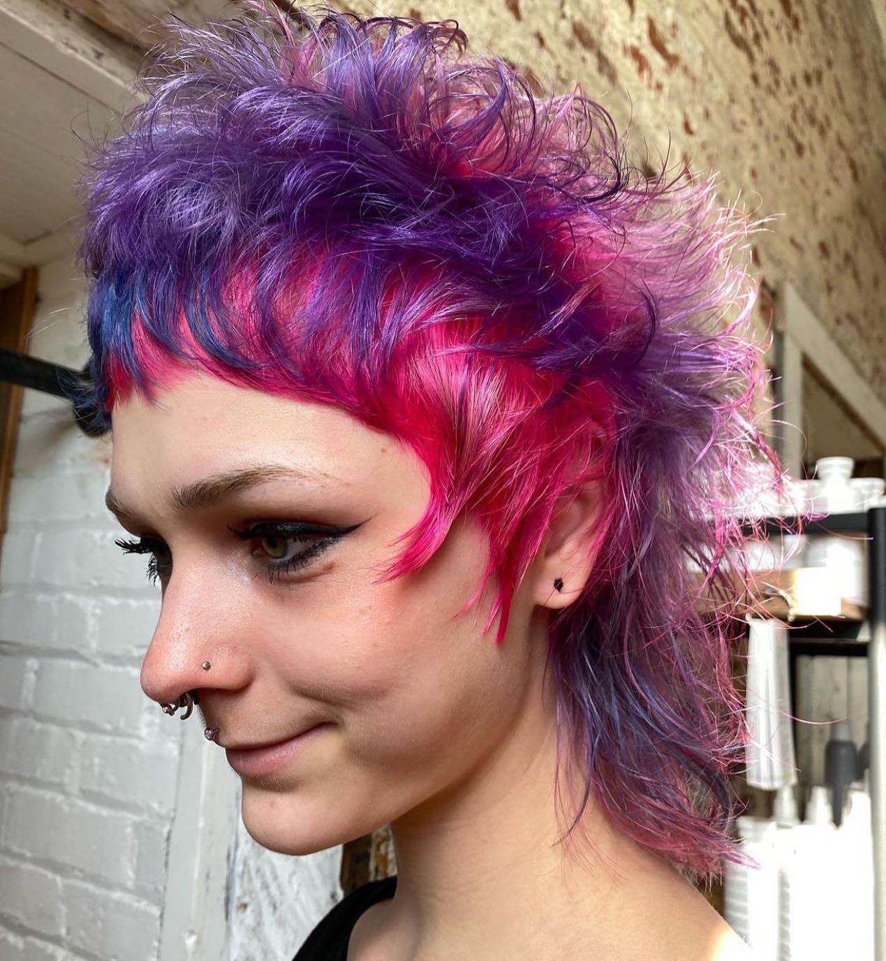 Kurzer Haarschnitt mit rosa und lila Färbung