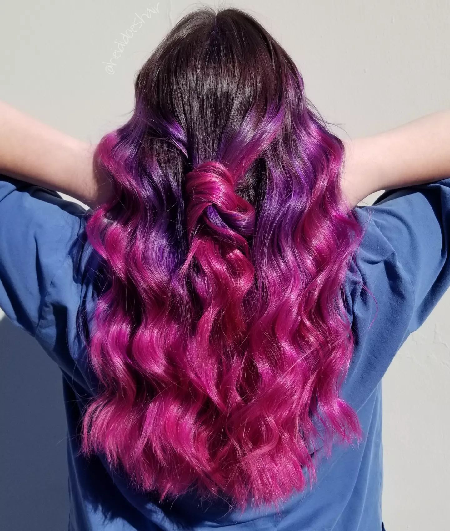 Ярко-розовые и фиолетовые волосы омбре