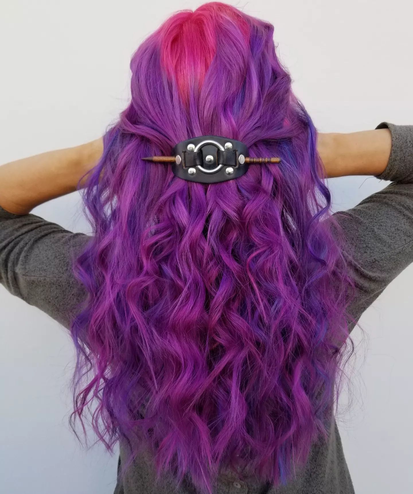 Lila Ombre-Haare mit rosa Oberteil