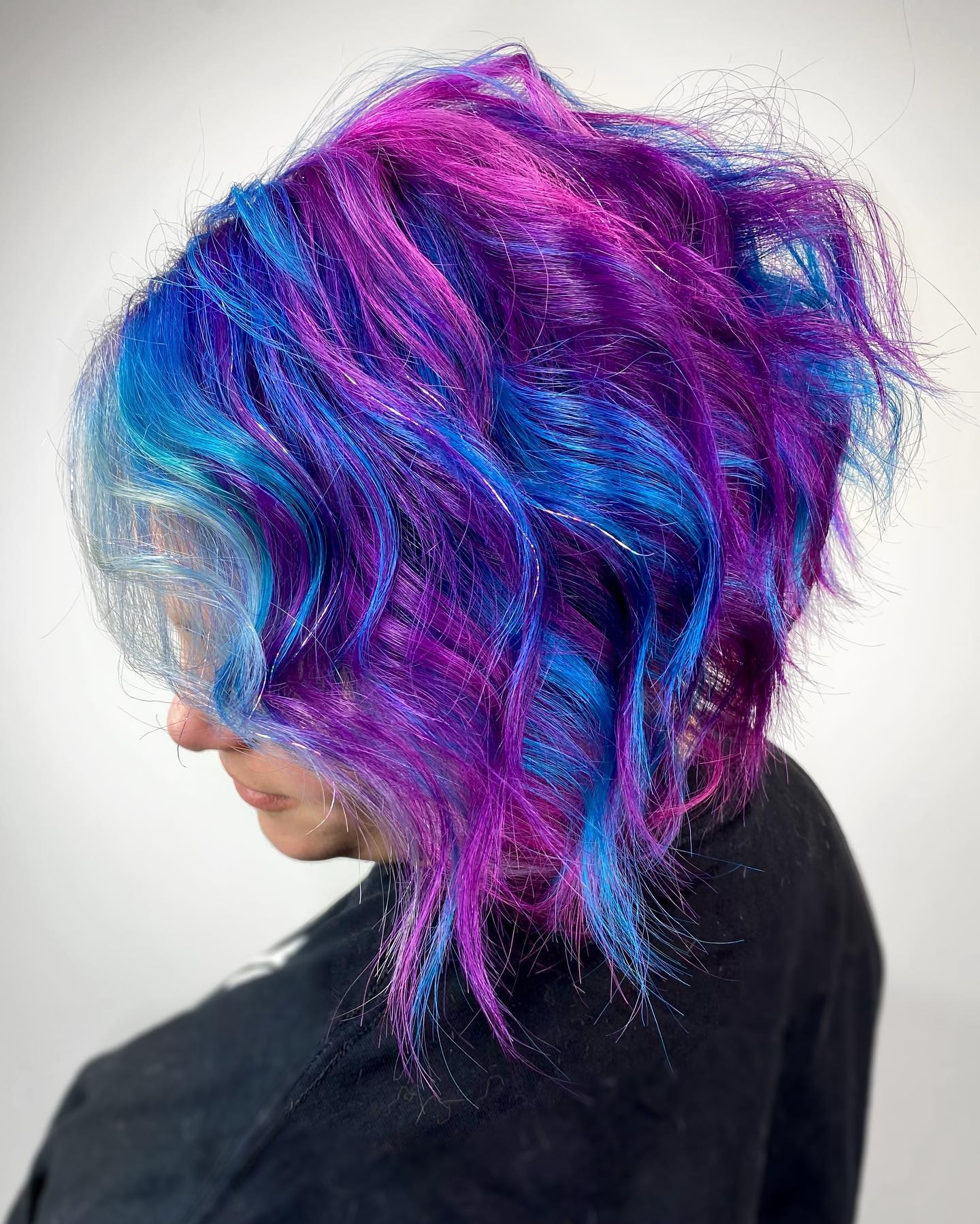 Kurzes lila, rosa und blaues Haar