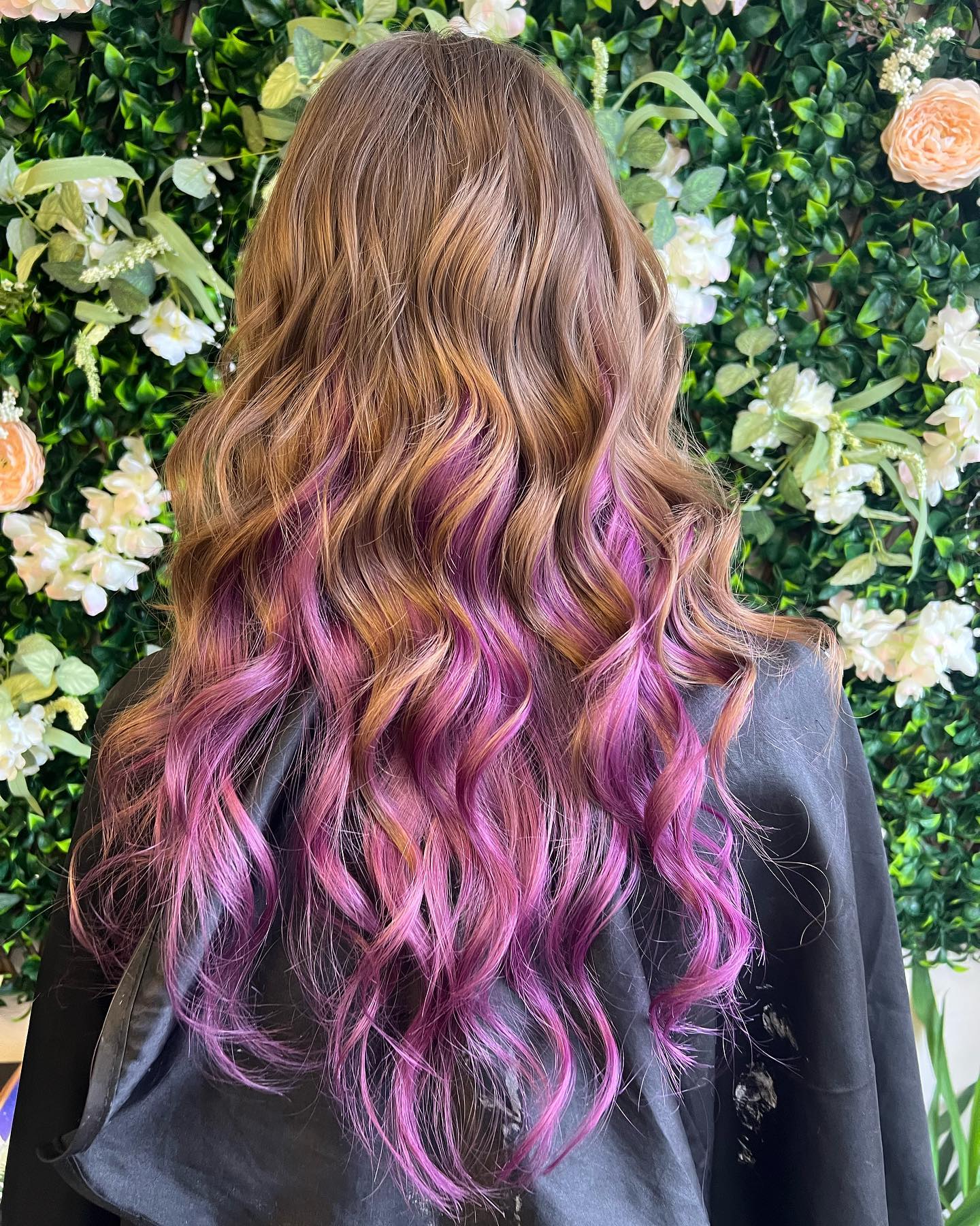 Пурпурные кончики на каштановых волосах