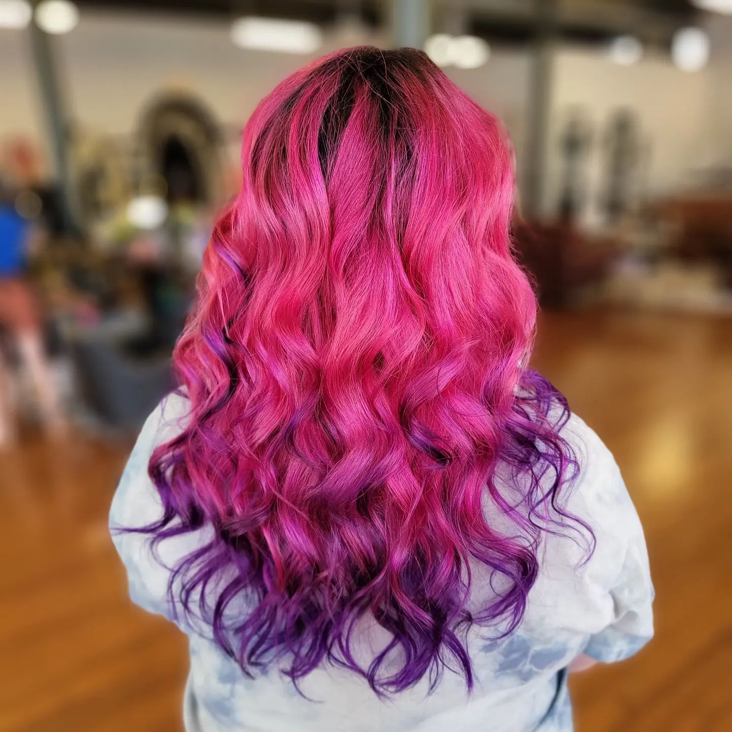 Leuchtend rosafarbenes Haar mit violetten Spitzen