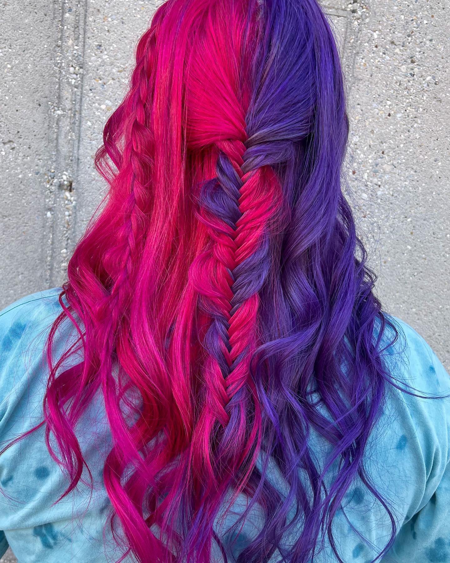Розовые и фиолетовые волосы с косой