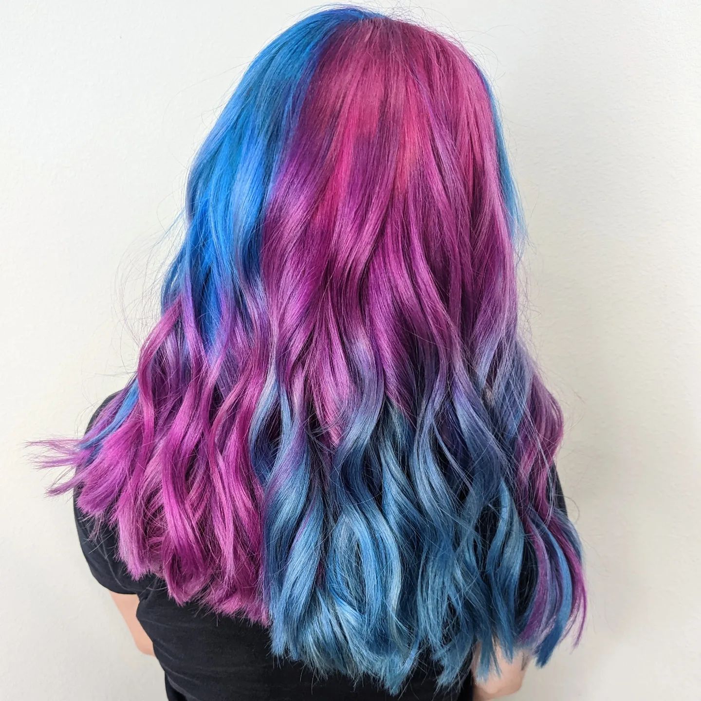 Rosa, lila und blaue Haarkombination