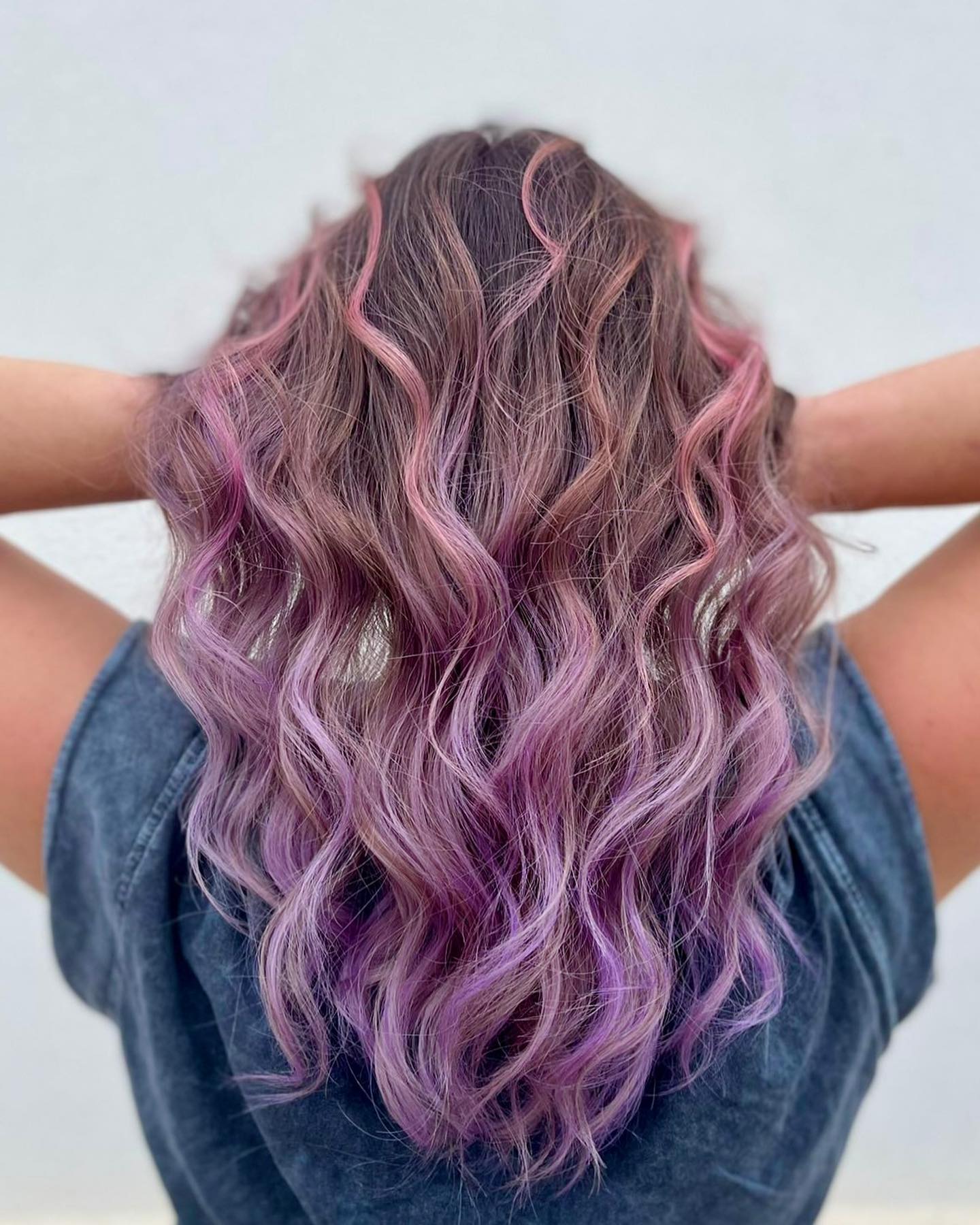 Пастельно-розово-фиолетовое омбре на волосах