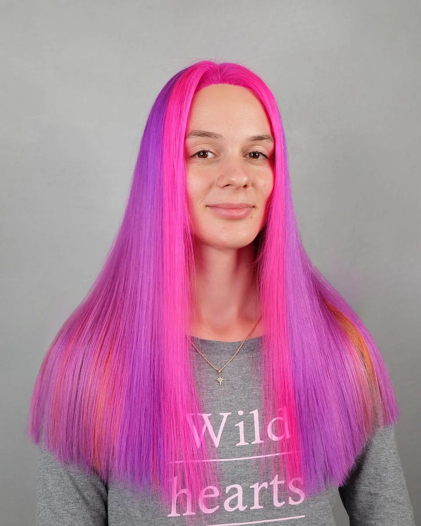 Gemischte lila, rosa und orange Haare