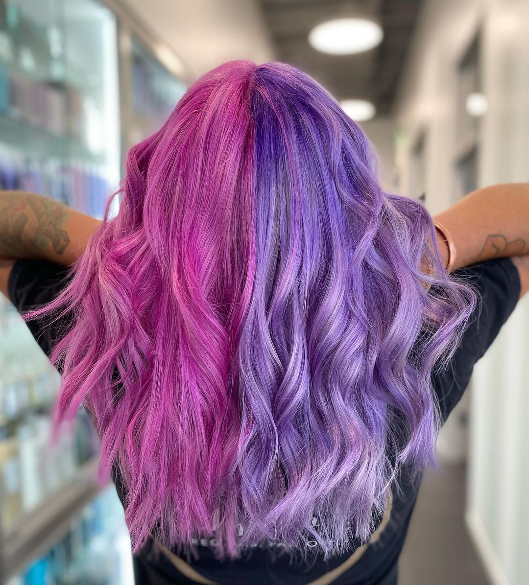 Наполовину розовые наполовину фиолетовые пастельные волосы