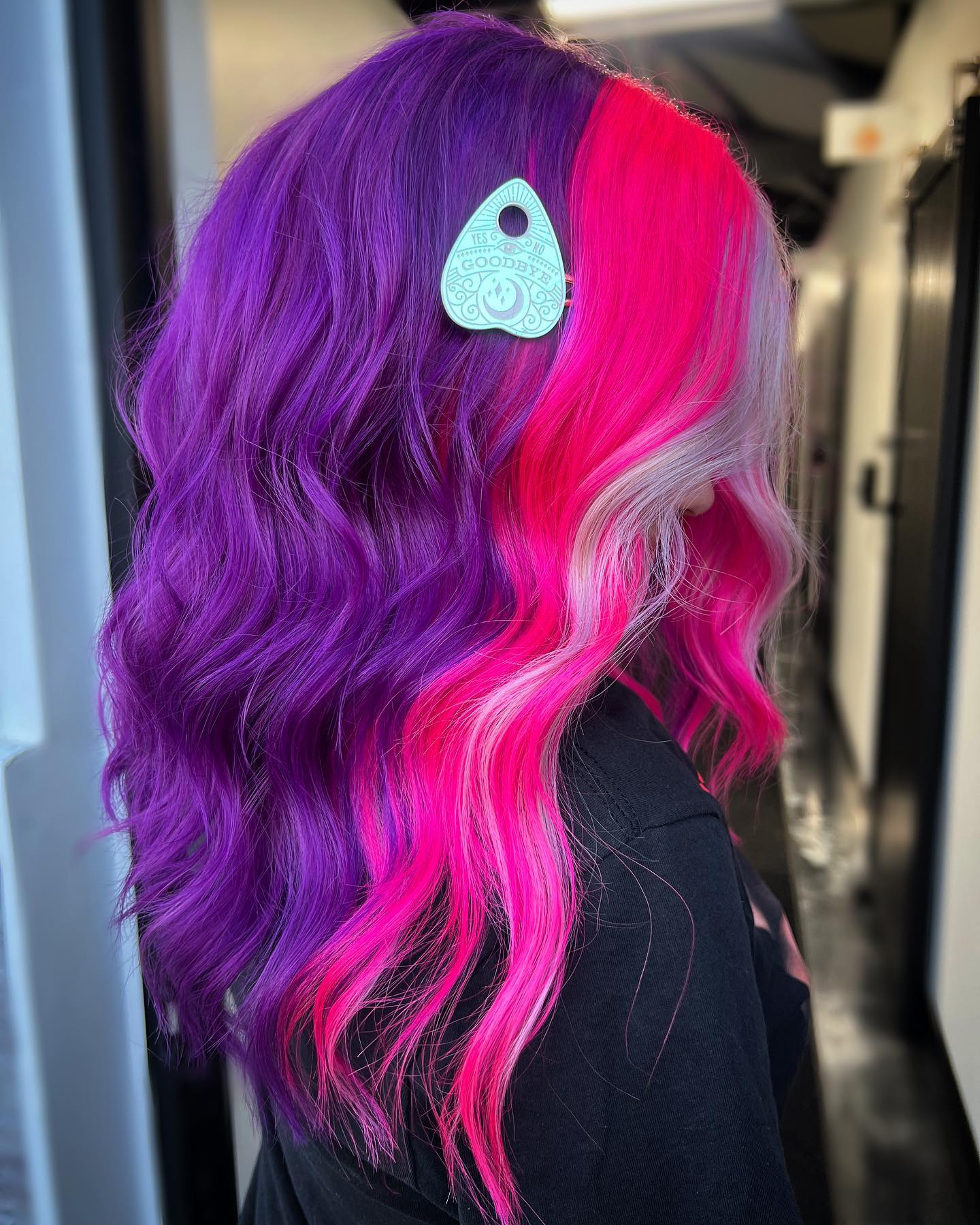 Lila Haare mit pinkfarbenen unteren Strähnen