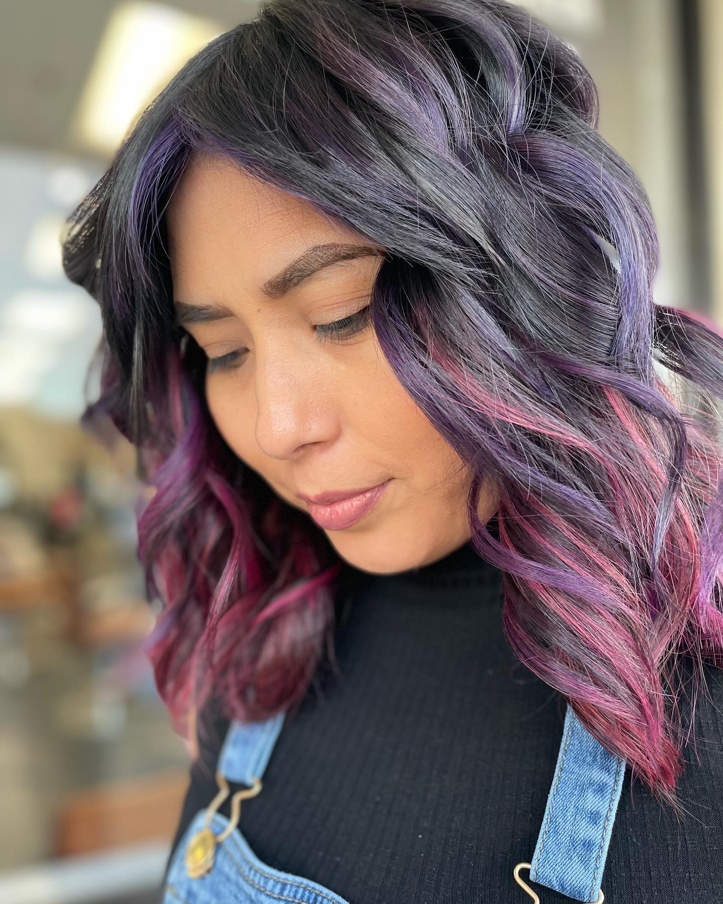 Пурпурное и фиолетовое омбре на темных волосах