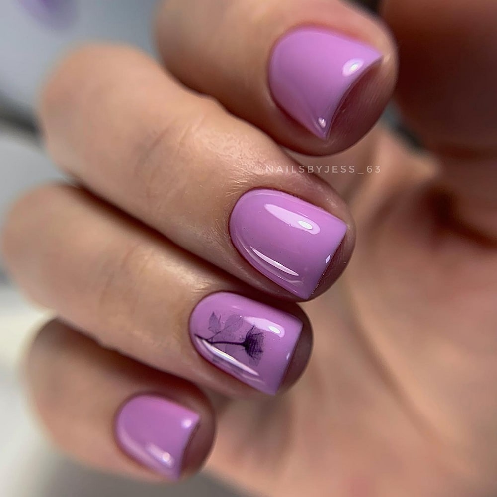 Пастельный фиолетовый дизайн ногтей — идея нежного маникюра на зиму 2022-2023