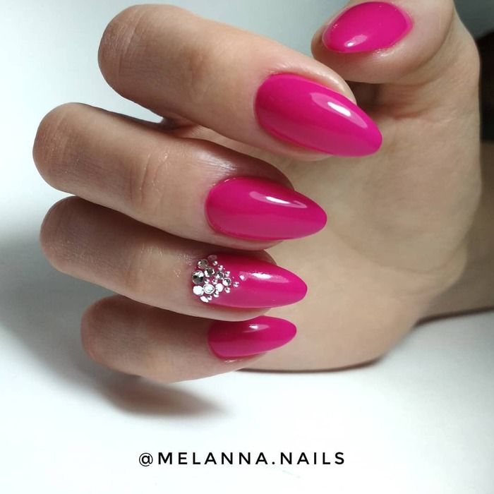 Ярко-розовые миндальные ногти