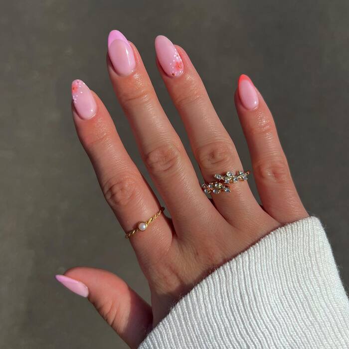 Короткие нежно-розовые ногти миндаль