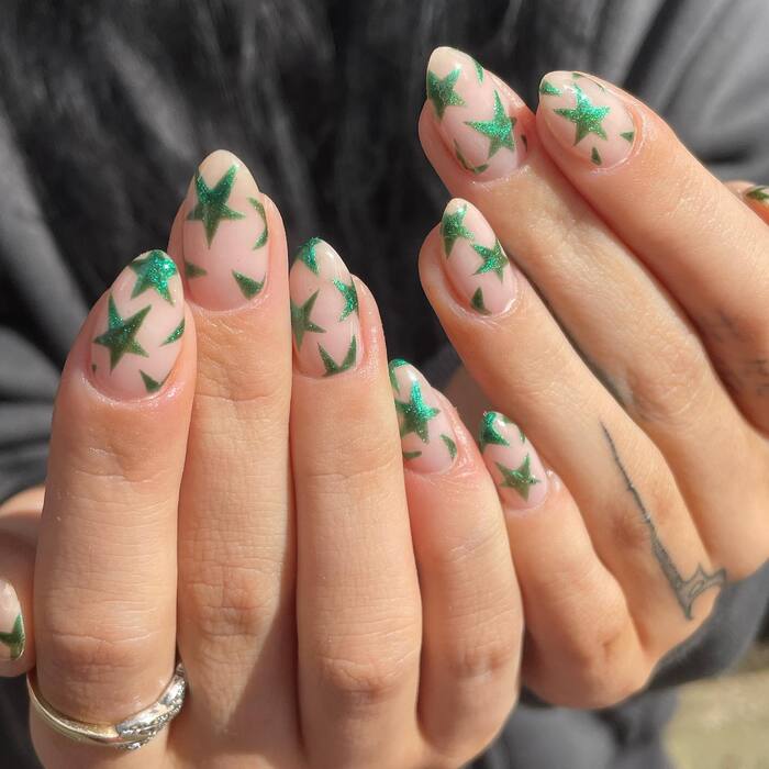 Зеленые звезды на ногтях
