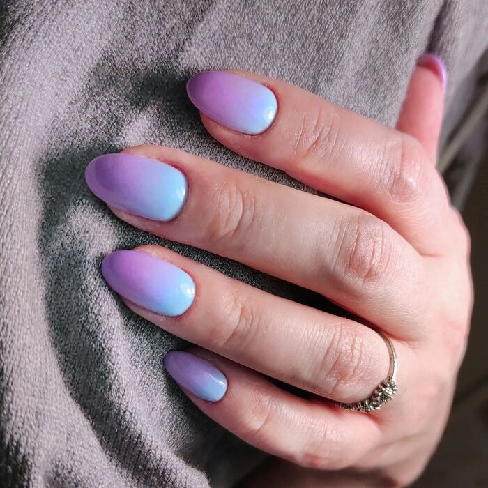 Сине-фиолетовое омбре на ногтях