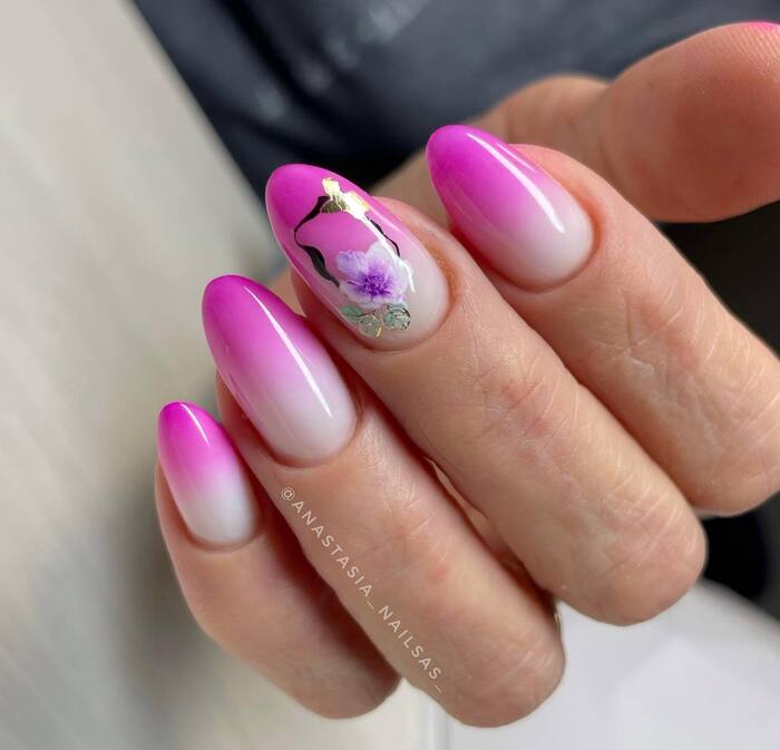 Короткие розовые ногти омбре
