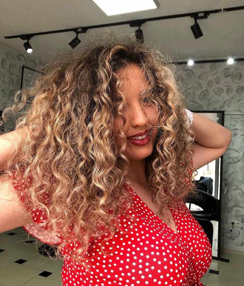 25 Balayage Ideas For Curly Hair That Make You Look Like Superstar