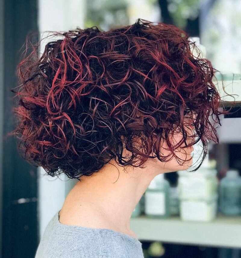 Bordowo-czerwone balayage kręcone włosy