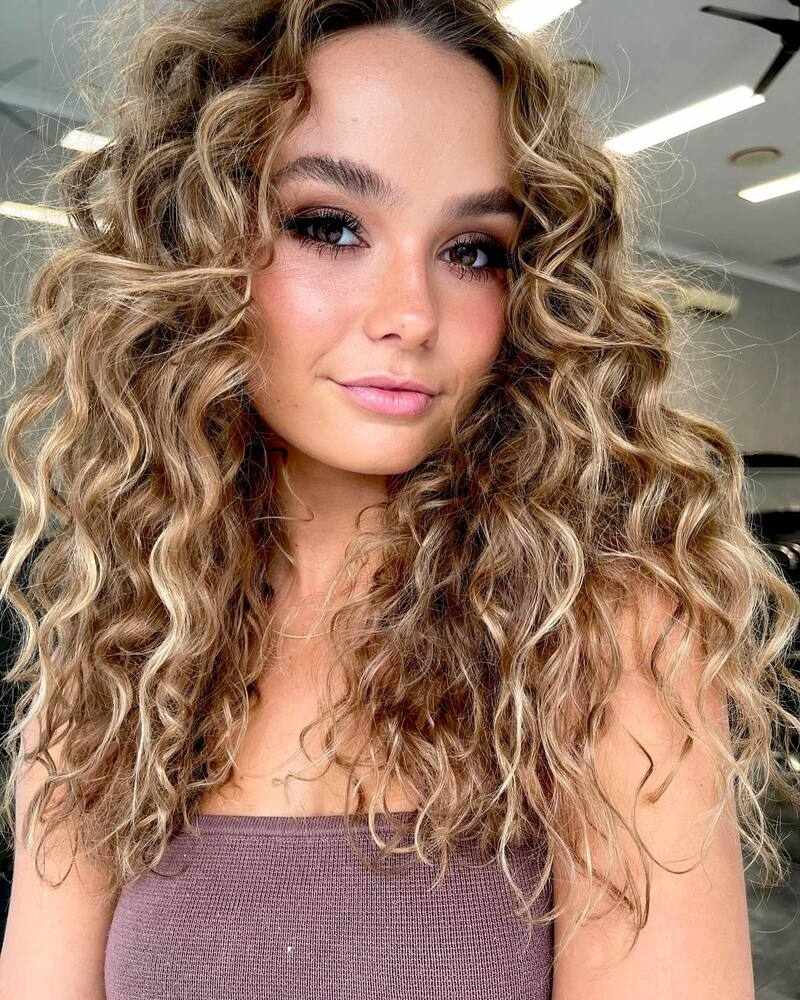 curly hair with highlights