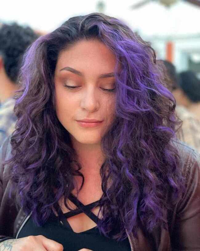 Фиолетовый балаяж на кудрявых волосах