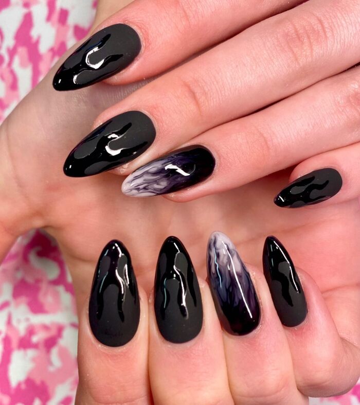 Черные матовые ногти с мраморным дизайном