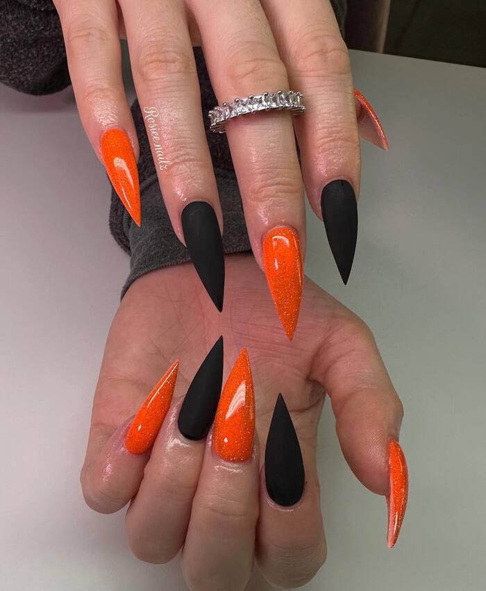 Матовый черно-оранжевый маникюр на острых ногтях
