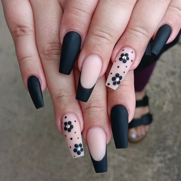 матовые ногти с черным френчем и цветами