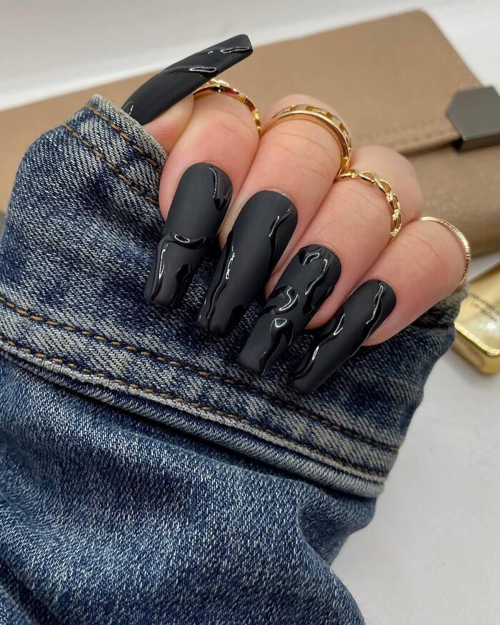 Черные матовые ногти с глянцевым дизайном