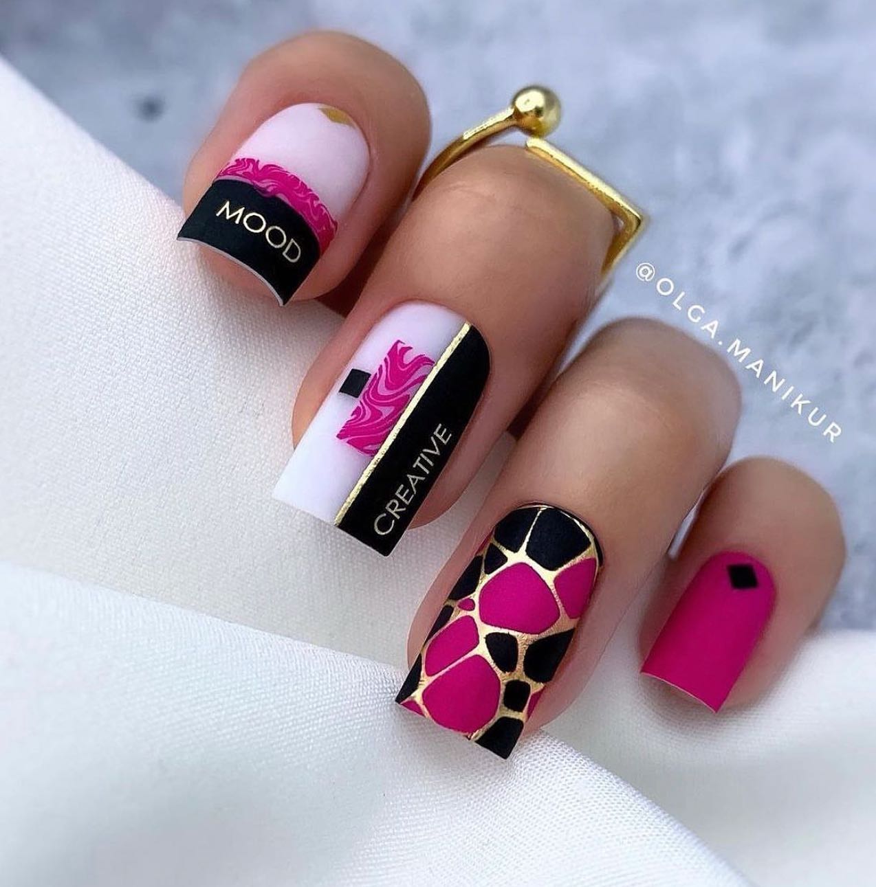 Zbliżenie zdjęcie matowego czarnego i gorącego różowego manicure