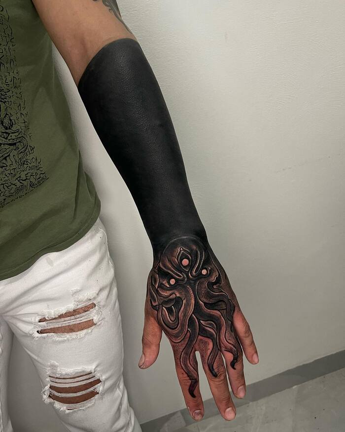Блэкаут-тату черная рука с медузой