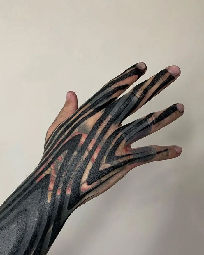 Abstract stripes blackout tattoo on fingers