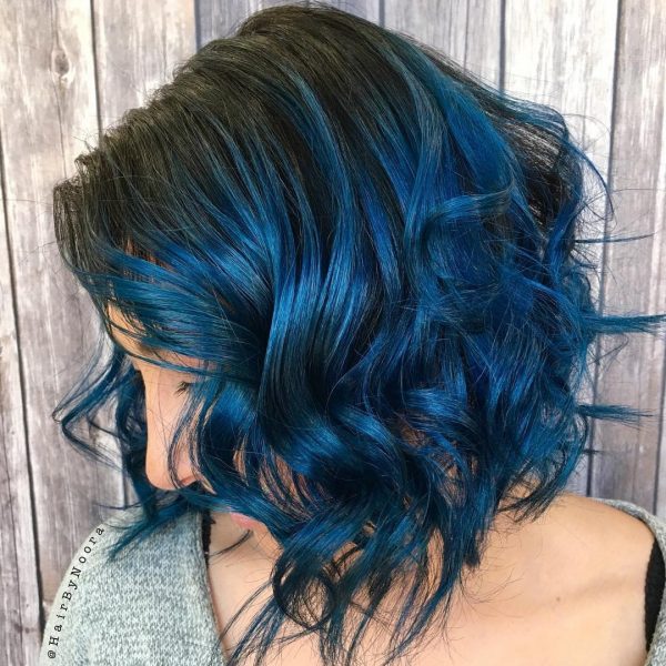 Wunderschöner mittlerer Bob-Haarschnitt mit blauen Highlights