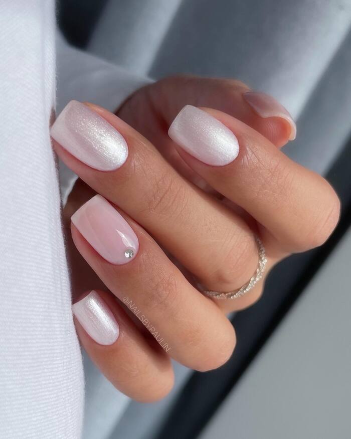 Pearl white short bridal nails