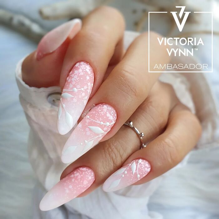 Красивые матовые свадебные ногти с росписью листьев