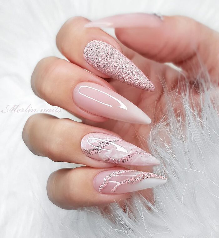 Stiletto wedding nails in rose-gold tones and marble elements