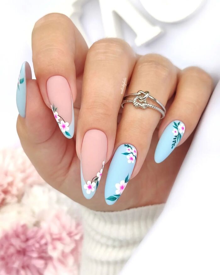 Матовые розово-голубые свадебные ногти с цветами