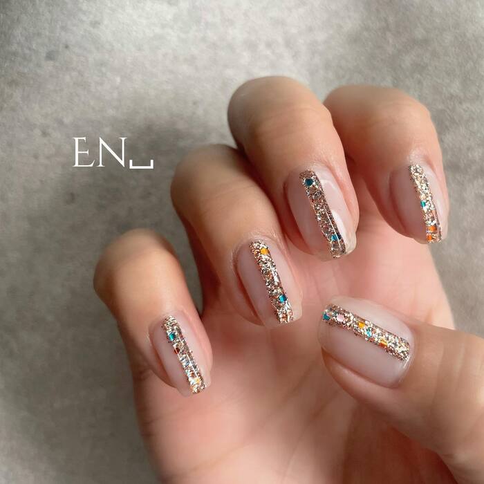 Short neutral nails with glitter stripes