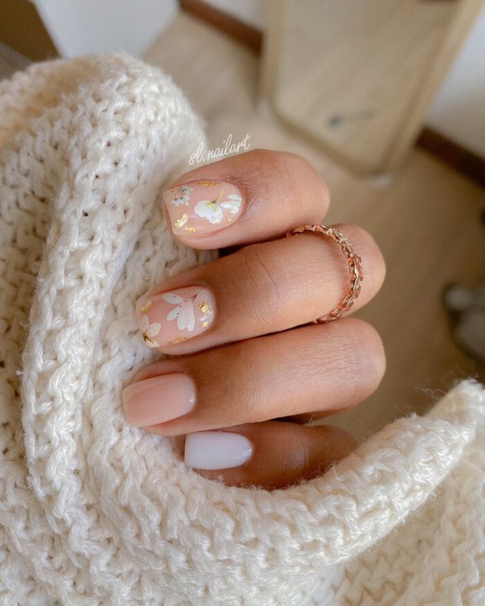 Short wedding nails with floristic patterns