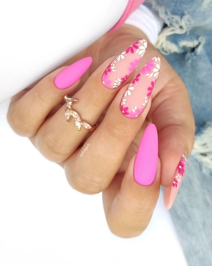 Ярко-розовые свадебные ногти с цветами